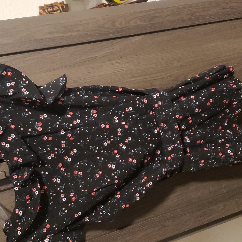 🍁New boutique flutter sleeve faux wrap top - Picture 10 of 13